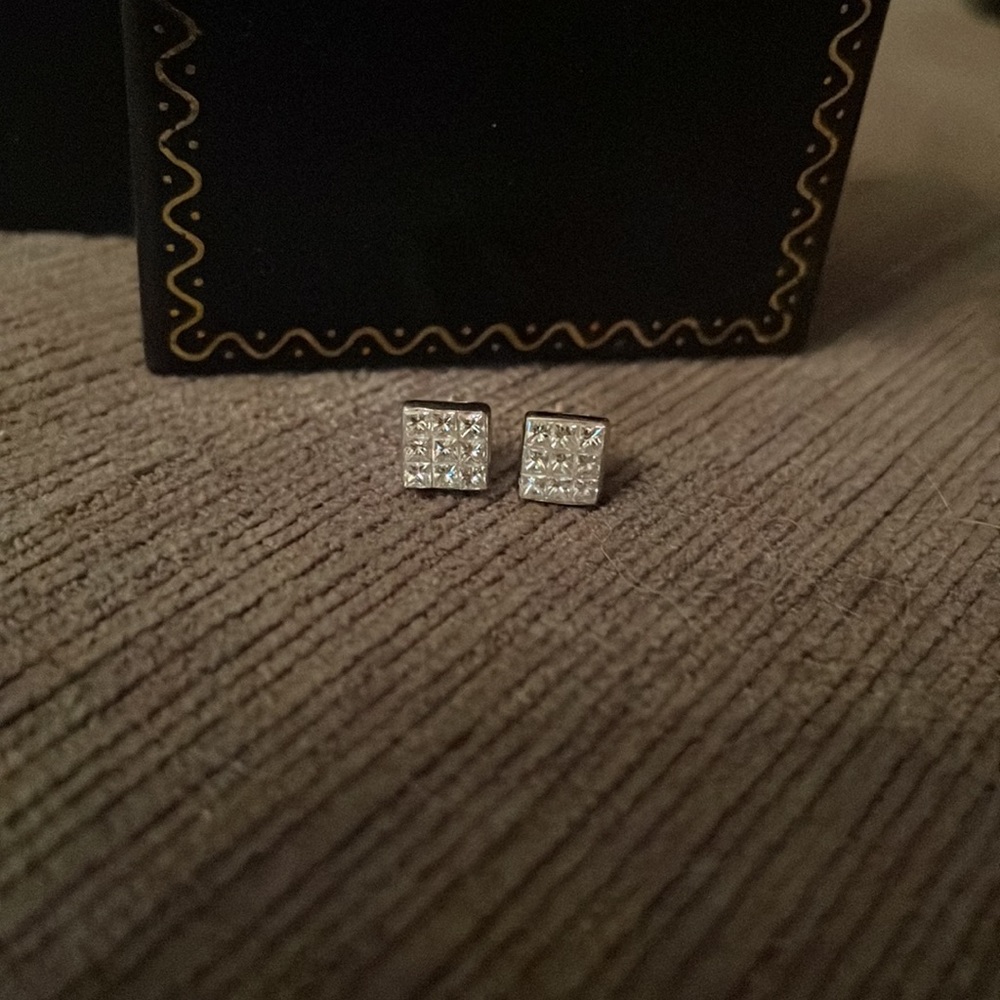 WHITE GOLD PRINCESS CUT DIAMOND EARRINGS - Picture 6 of 6